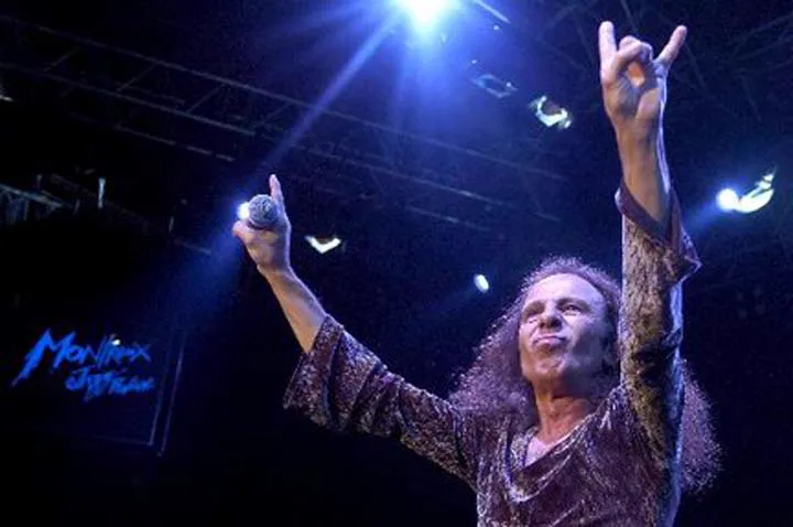 James-Ronnie-Dio_malocchio_chifres-rock (4)